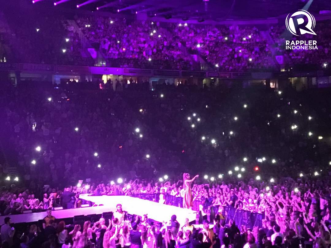 ANTUSIAS.  Penonton terlihat antusias saat menyaksikan konser bintang pop Ariana Grande di Manchester Arena, Senin (22 Mei).  Foto oleh Nadya Meiza/Rappler 