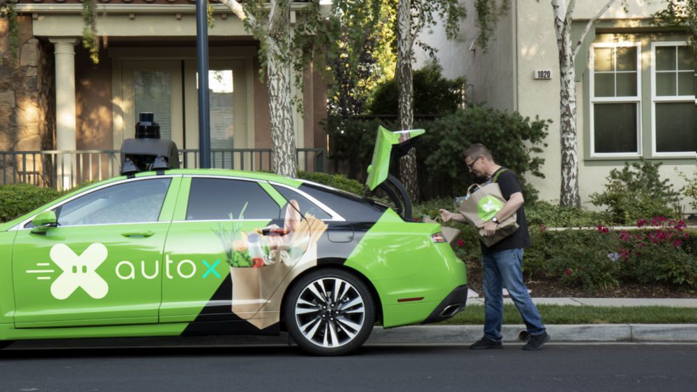 U.S. startup delivers groceries in self-driving cars