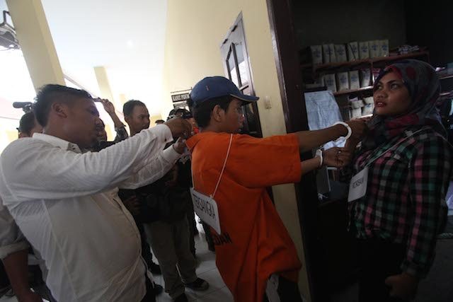 Tersangka pembunuhan RS (19 tahun) memperagakan cara ia menikam leher korban dengan pisau saat rekonstruksi kasus pembunuhan dosen di Mapolrestabes Medan, Sumut, pada 10 Mei 2016. Foto oleh Septianda Perdana/ Antara 