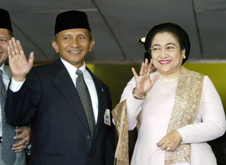 Mantan aktivis reformasi yang menjadi Ketua MPR RI, Amien Rais (kiri), bersama mantan Presiden RI ke-5, Megawati Soekarnoputri. Foto dari EPA  