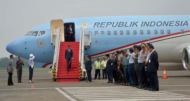 Presiden Jokowi turun dari pesawat Kepresidenan RI sekembalinya dalam kunjungan kerja ke Korea Selatan dan Rusia di Bandara Halim Perdanakusuma, pada 21 Mei 2016. Foto oleh Yudhi Mahatma/Antara 