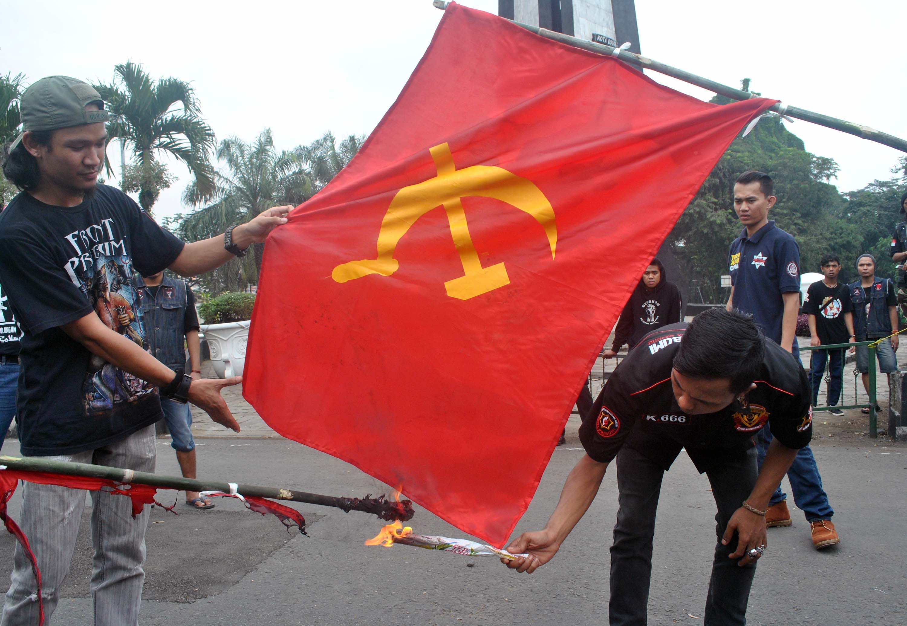Massa yang tergabung dalam Front Pribumi melakukan aksi pembakaran bendera Partai Komunis Indonesia (PKI) di Tugu Kujang, Kota Bogor, Jawa Barat, pada 21 Mei 2016. Foto oleh Arif Firmansyah/Antara 