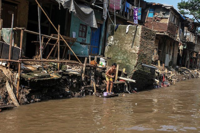Pemprov DKI Jakarta akan membongkar bangunan yang berada di sepanjang bantaran sungai Ciliwung pada September 2016. Foto oleh Muhammad Adimaja/Antara 