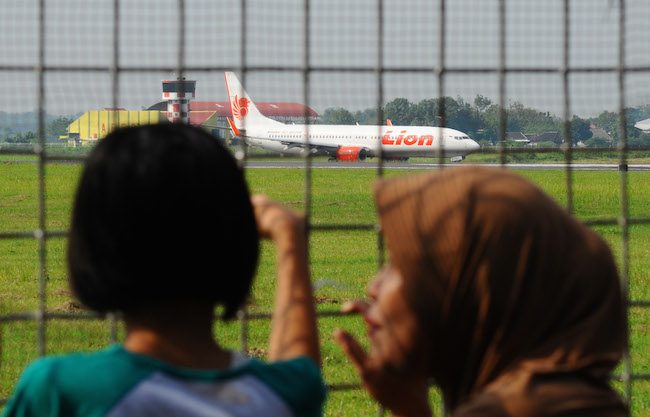 Warga menyaksikan pesawat komersial Lion Air yang akan lepas landas di Bandara Adi Soemarmo, Boyolali, Jawa Tengah, pada 23 Mei 2016. Foto oleh Aloysius Jarot Nugroho/Antara 