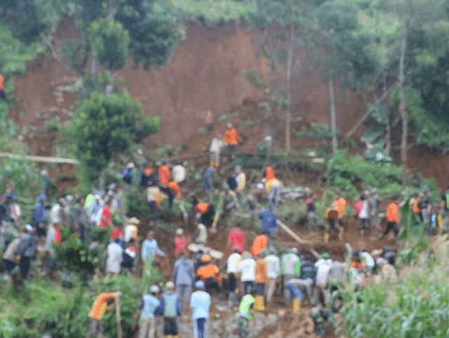 Satu orang meninggal dunia akibat tanah longsor di Banjarnegara, Jawa Tengah, pada 25 September 2016. Foto dari Twitter/BNPB
  