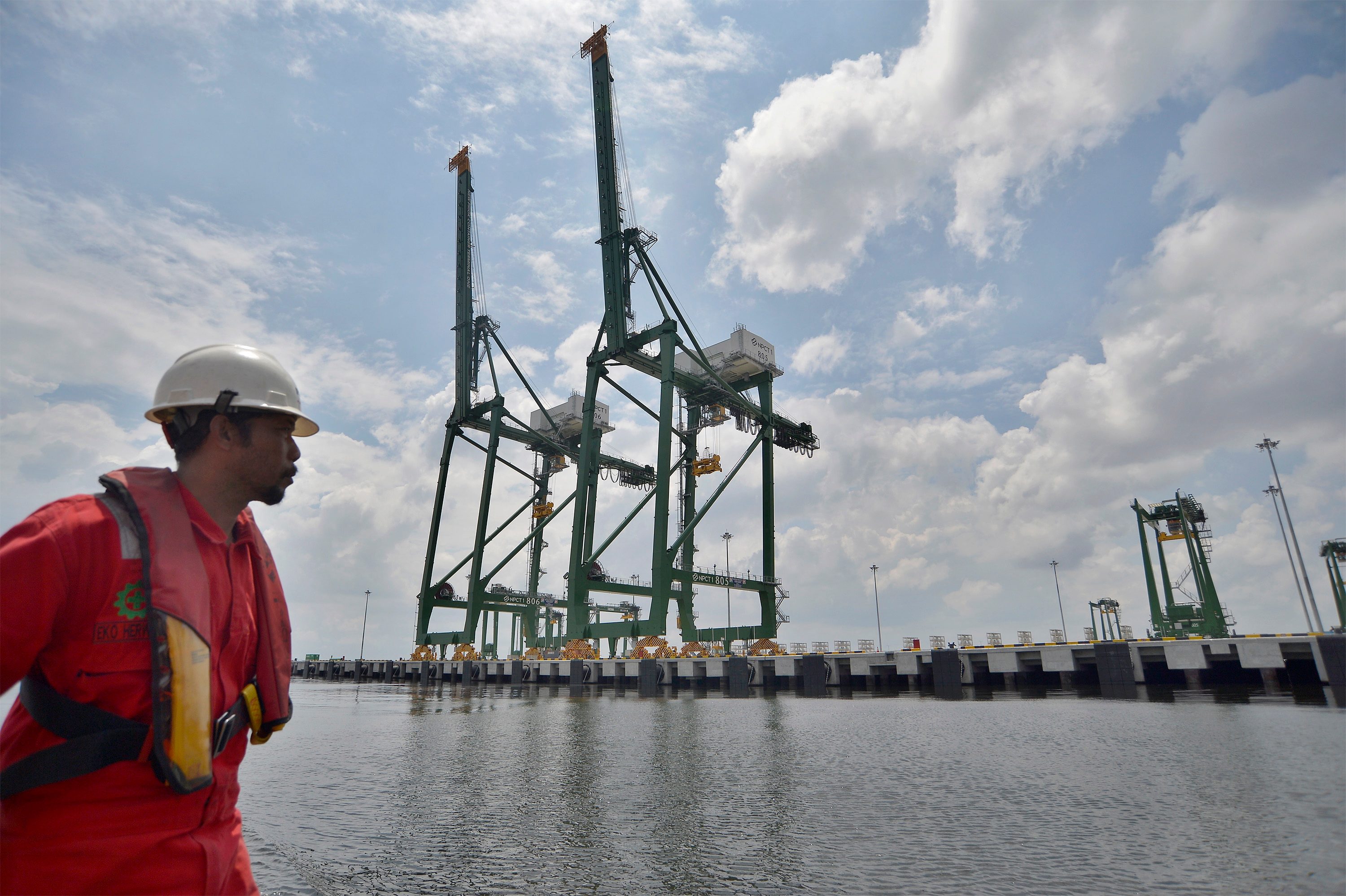 ILUSTRASI. Petugas mengamati crane yang berada di demaga New Priok Container Terminal One (NPCT1), Tanjung Priok, Jakarta, pada 27 Agustus 2016. Foto oleh Yudhi Mahatma/Antara 