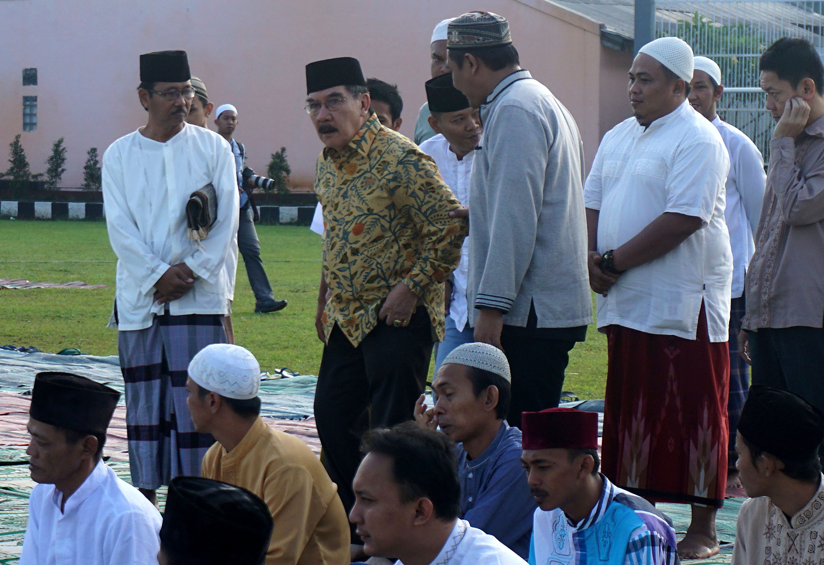 Mantan Ketua KPK Antasari Azhar mengikuti salat Iduladha di lapangan Lapas, Banten, pada 12 September 2016. Foto oleh Lucky R/Antara 