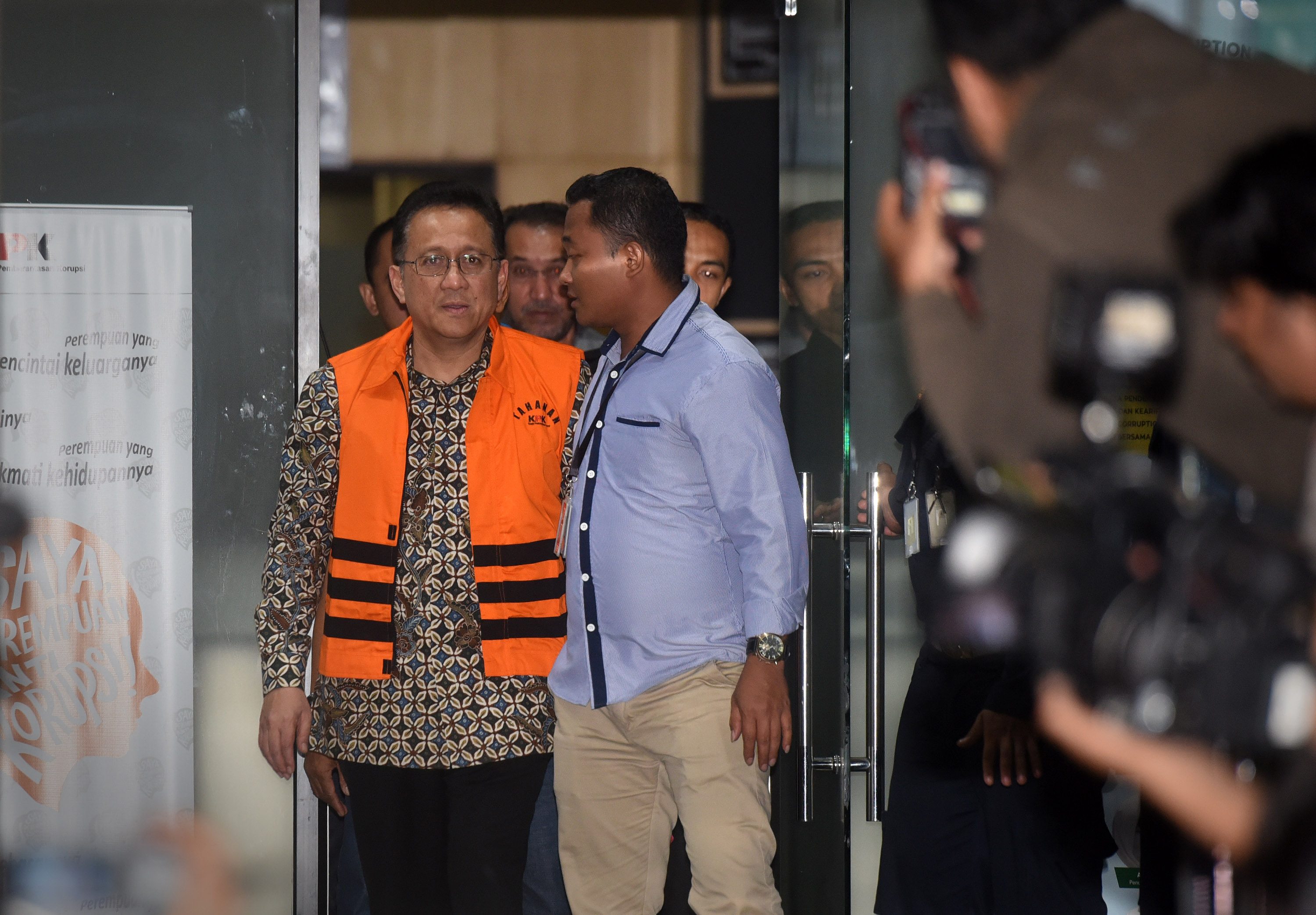 Ketua DPD Irman Gusman (kiri) keluar dari gedung KPK dengan mengenakan rompi tahanan seusai diperiksa penyidik terkait kasus dugaan suap kuota impor gula, Jakarta, pada 17 September 2016. Foto oleh Yudhi Mahatma/Antara 