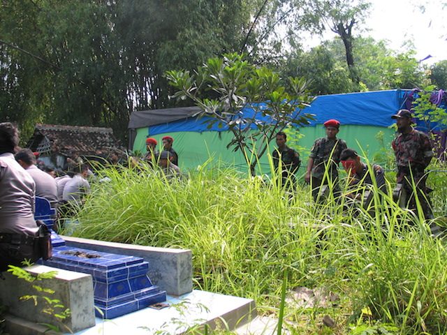 Otopsi jenazah Siyono dilakukan di dalam tenda di pemakaman Dusun Brengkungan, Pogung, Cawas, Klaten. Foto oleh Ari Susanto/Rappler 