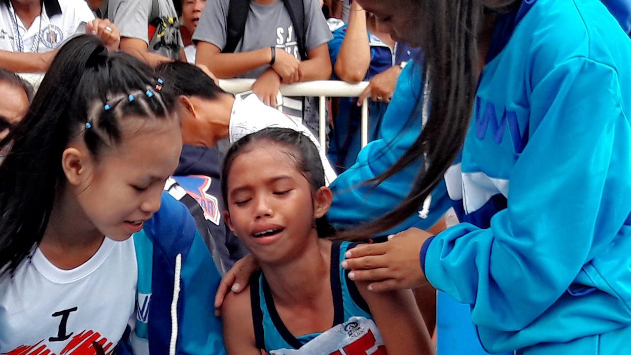 INCONSOLABLE. Ruwelyn Francisco, a 12-year-old runner from Negros Occidental, felt she let her team down. Photo by Mau Victa/Rappler  