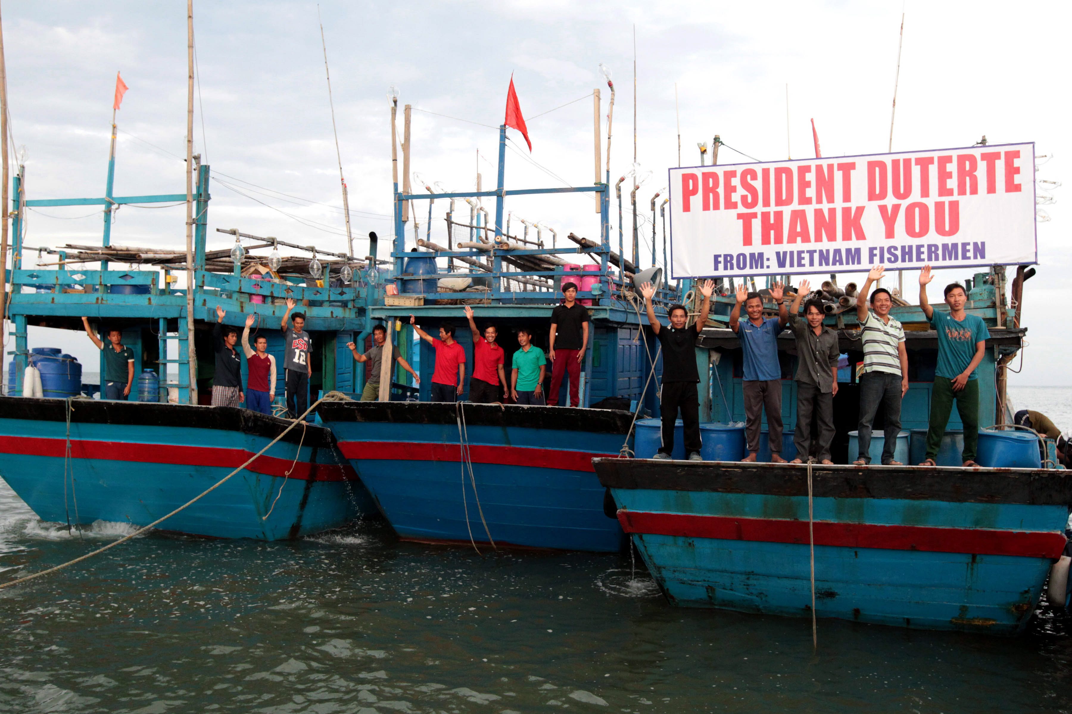 'THANK YOU.' Vietnamese fishermen wave goodbye to Philippine President Rodrigo Duterte in Pangasinan on November 2, 2016. Photo by Robinson Niñal/Presidential Photo 