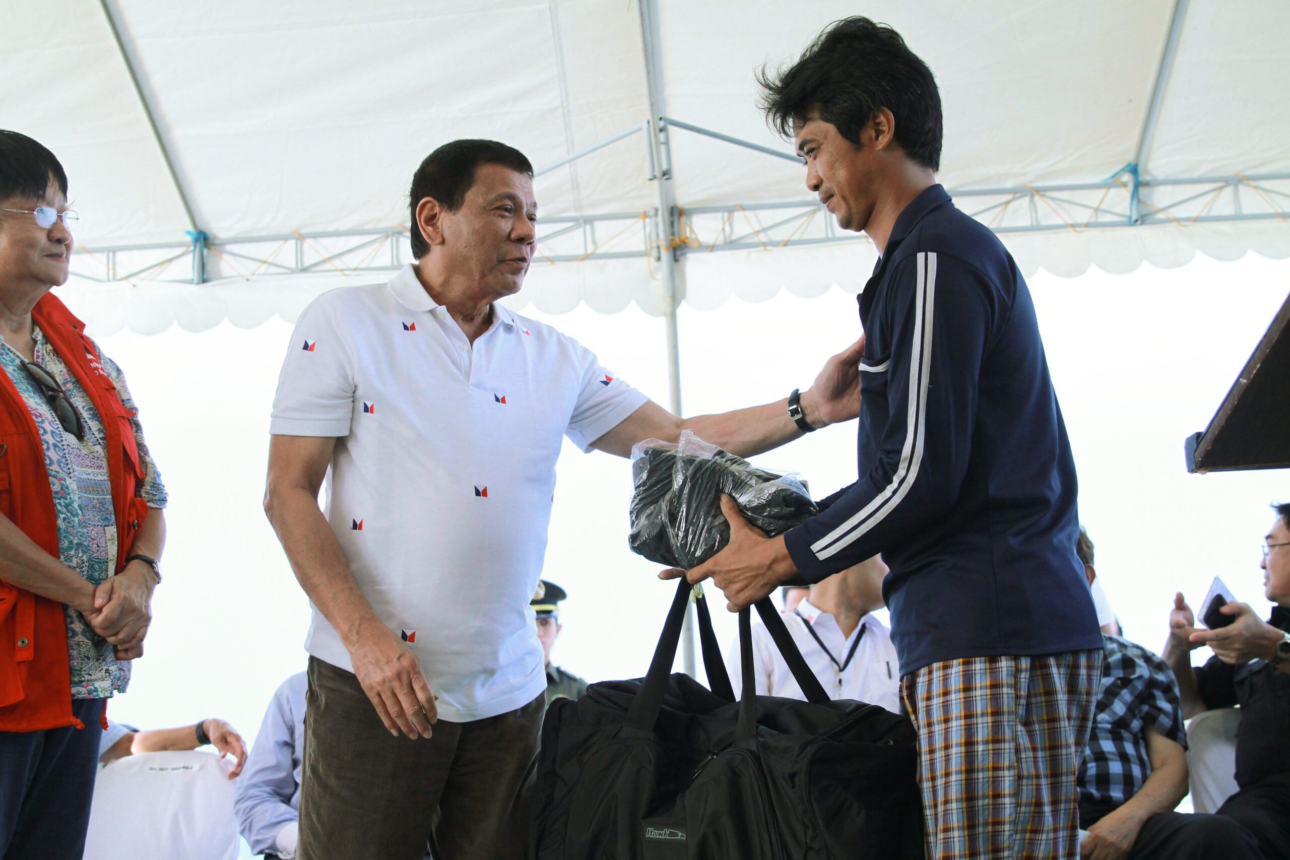 Duterte sends off ‘good friends’ Vietnamese fishermen