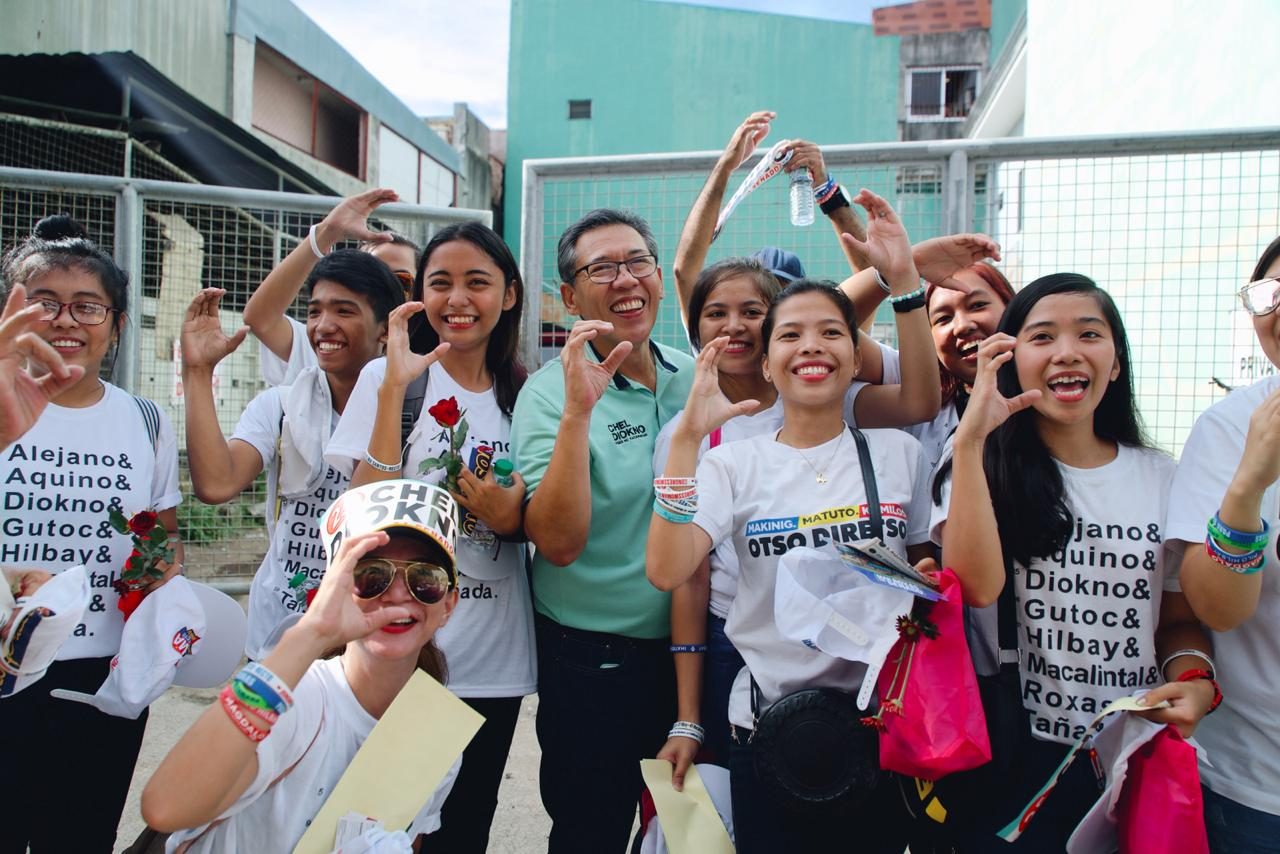 SUPPORT FROM THE YOUTH. Senate hopeful Chel Diokno poses with supporters on the last day of his campaign in Batangas. Photo courtesy of Diokno's office 