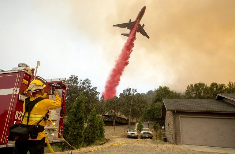 FOREST FIRE. An air tanker drops fire retardant on flames as firefighters continue to battle the Detwiler fire in Mariposa, California on July 19, 2017. Photo by Josh Edelson/AFP   