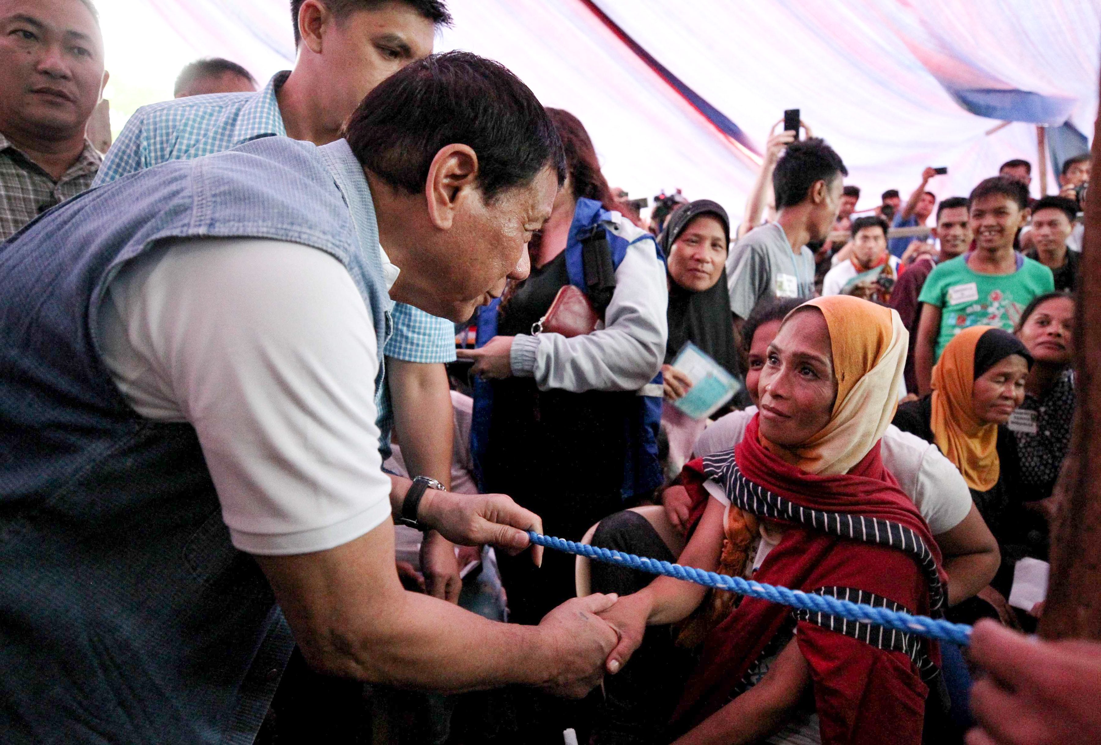 VISITING THE EVACUEES. President Rodrigo Roa Duterte interacts with some of the evacuees from Marawi City during his visit at the Iligan City National School of Fisheries on June 20, 2017. Malacañang Photo 