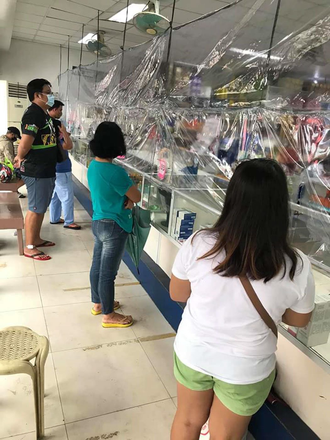 BARRIER. The Disaster Risk Reduction and Management Office of Bacolod City monitors the situation in the supermarkets, commercial establishments, and medical facilities on Saturday, May 16. Photos courtesy of Bacolod DRRMO 