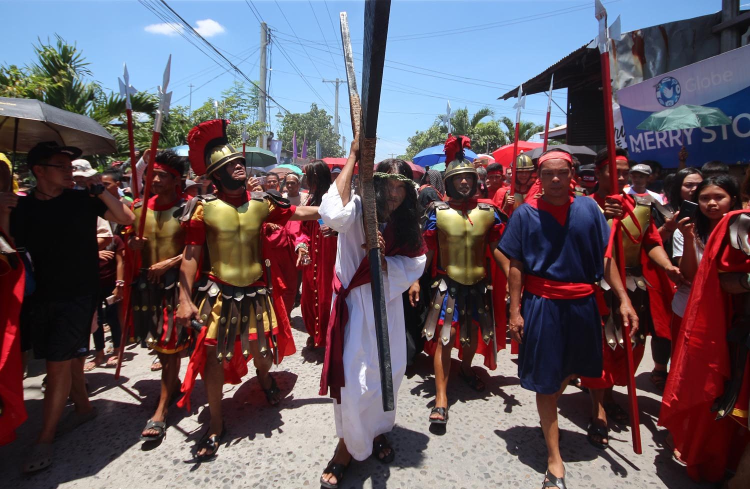 WAY OF THE CROSS. Ruben Enaje carries his cross to the crucifixion site. Photo by Darren Langit 