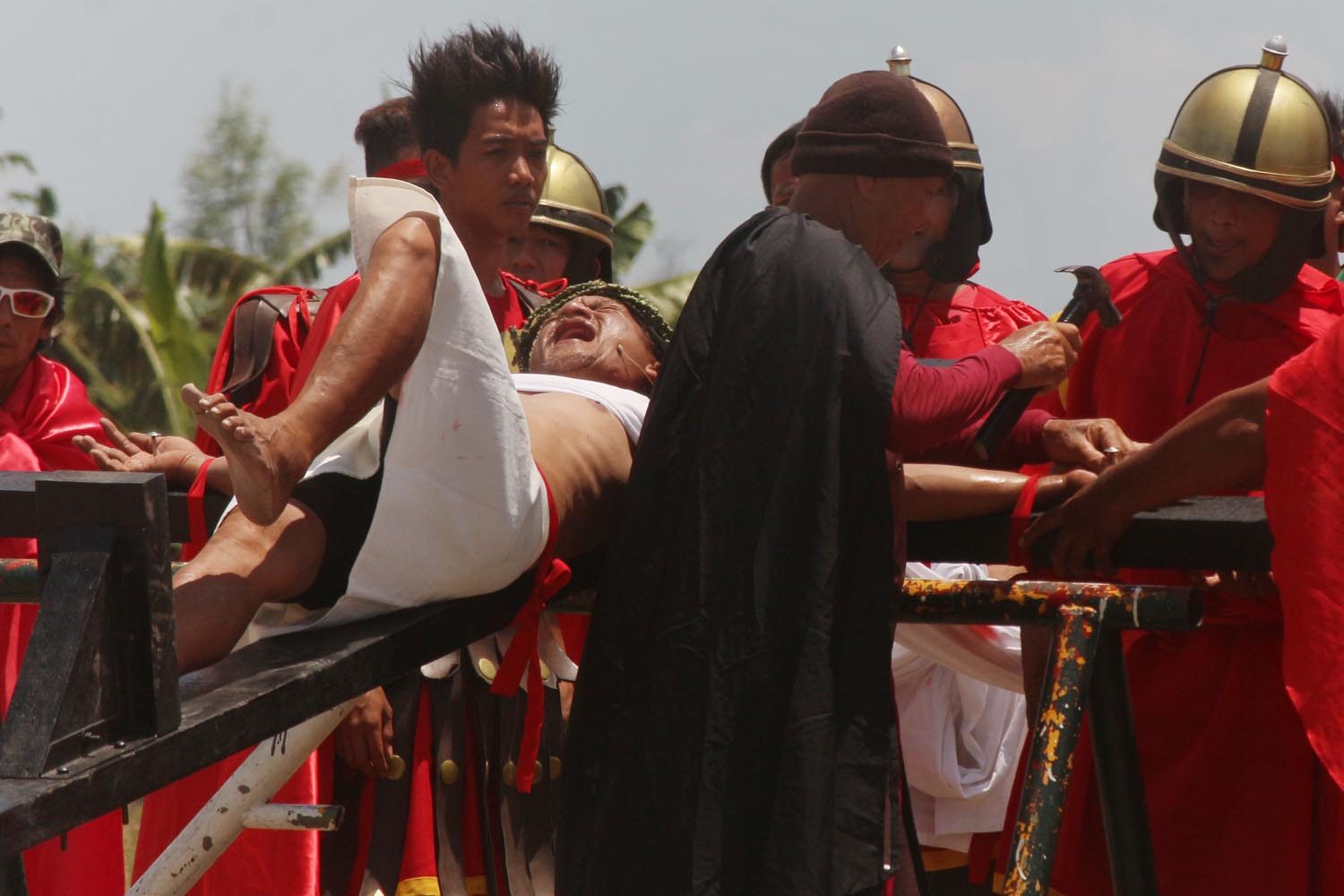 CHRIST'S SUFFERING. Ruben Enaje grimaces as he is nailed to the cross for the 31st time. Photo by Darren Langit 