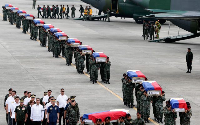 DILG Secretary Mar Roxas leads the welcoming of SAF members who were killed in a clash with Muslim rebels at the Villamor Airbase in Pasay City on January 29, 2015. Photo by Dennis Sabangan/EPA 