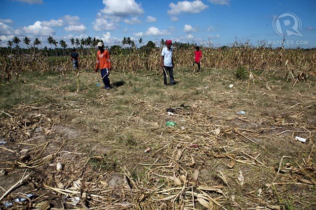 MASSACRE SITE. Residents of Tukanalipao, Mamasapano, Maguindanao clean up the site where 44 SAF members died and 11 others wounded during a clash with Muslim rebels. Photo by Jeoffrey Maitem/Rappler  