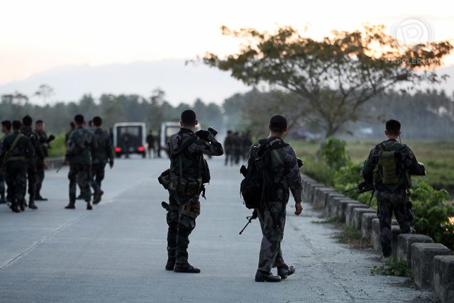 Policemen closed the highway leading to Tukanalipao, Mamasapano, Maguindanao on January 25, 2015. 