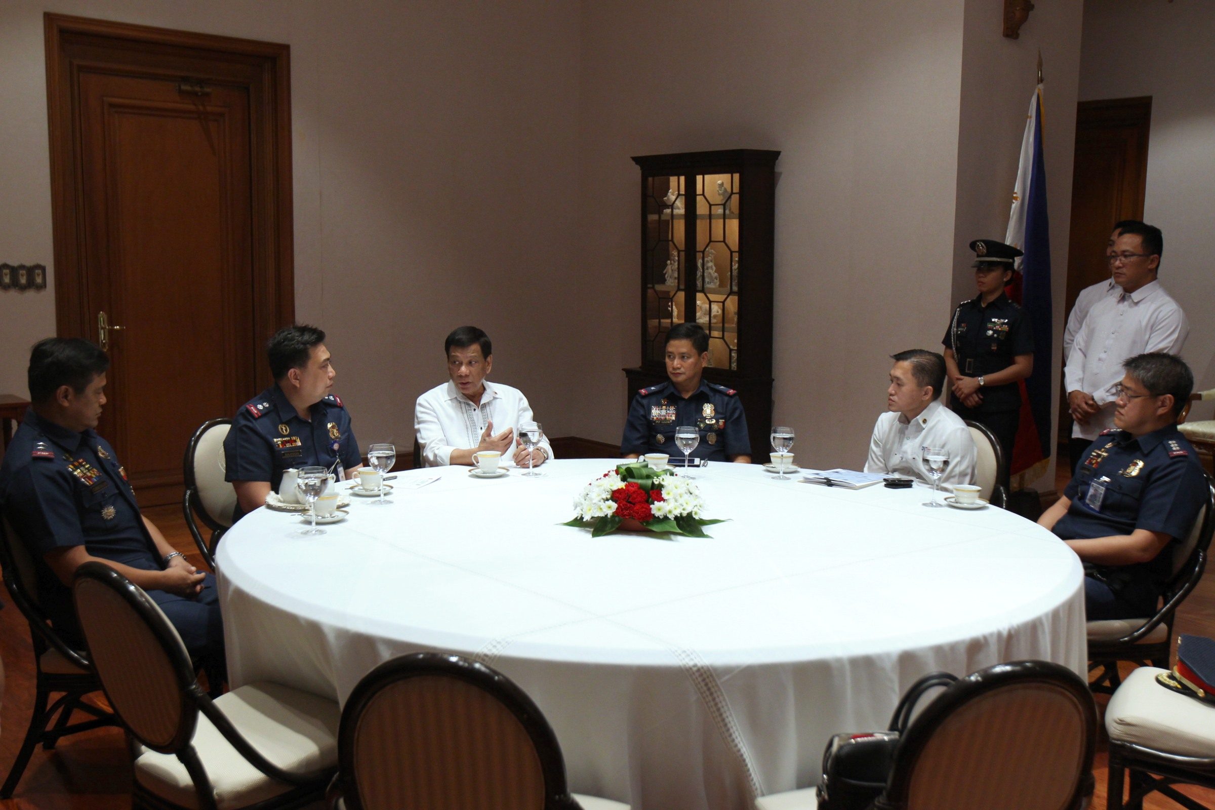 PNP. Duterte discusses matters with officials from the Philippine National Police. Malacañang photo 