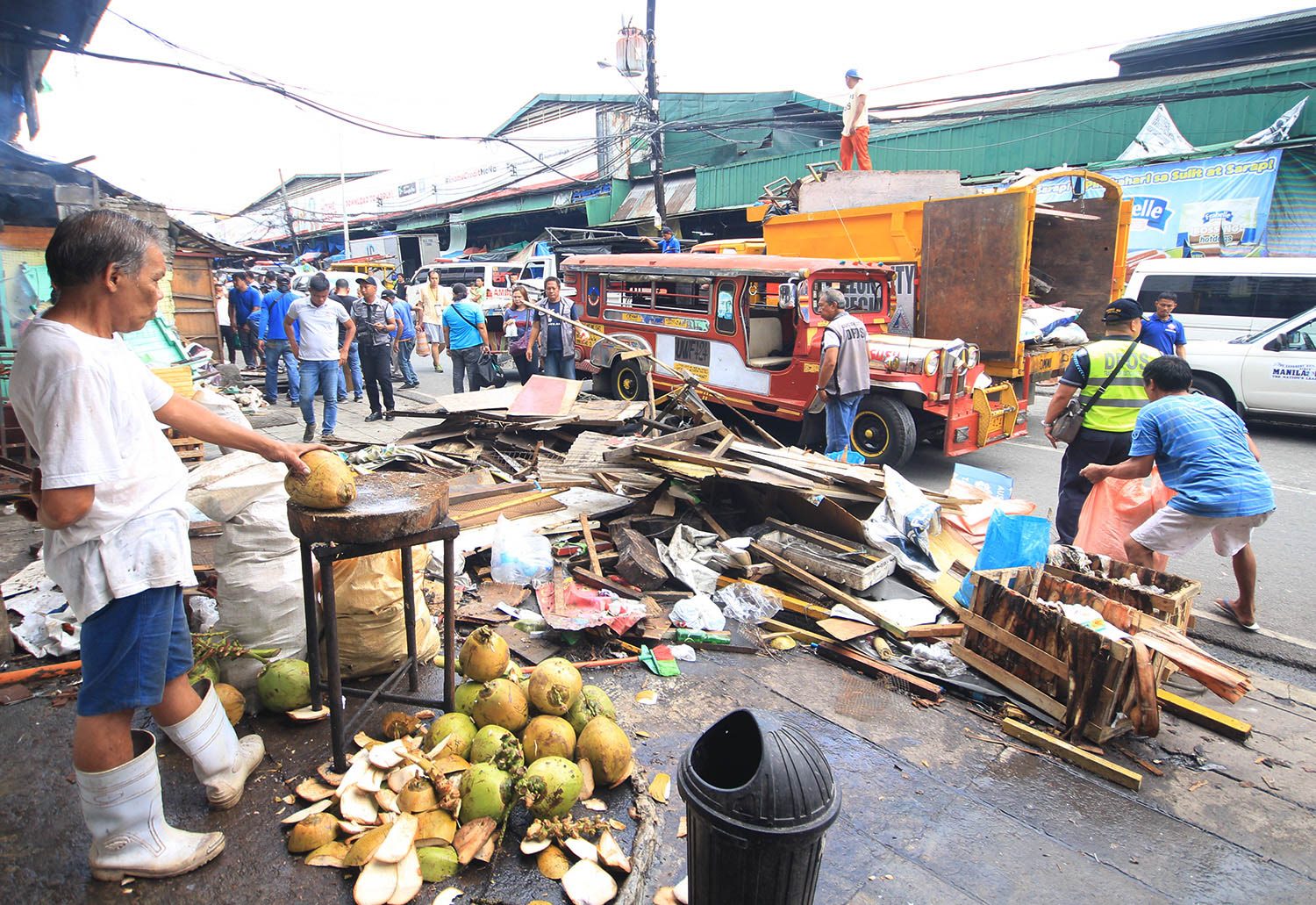 DILG won’t make list of underperforming mayors, barangay chiefs in road clearing