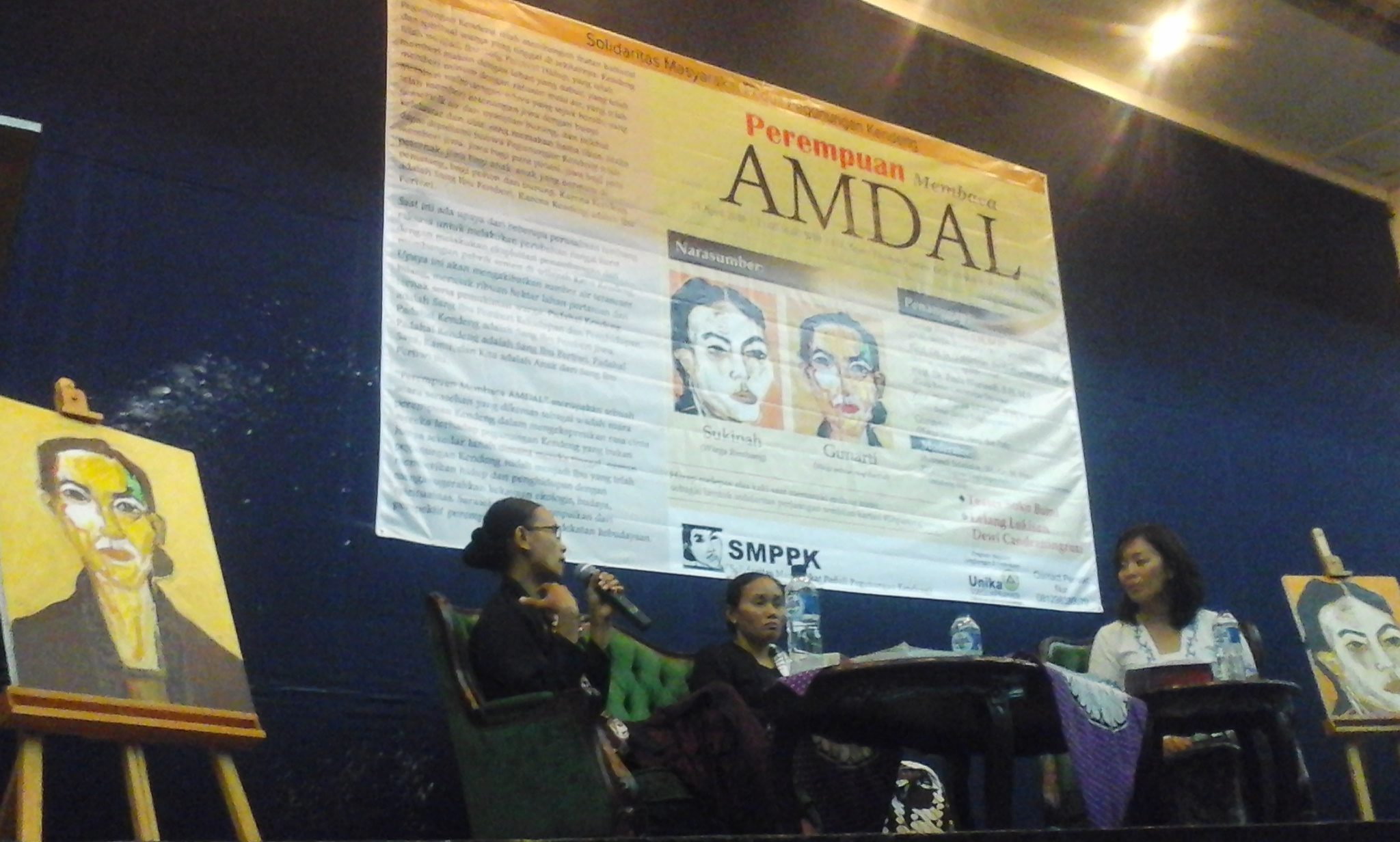 Ibu-ibu Kendeng saat berdialog dalam diskusi 'Membaca AMDAL' di Semarang, pada 21 April 2016. Foto oleh Fariz Fardianto/Rappelr 