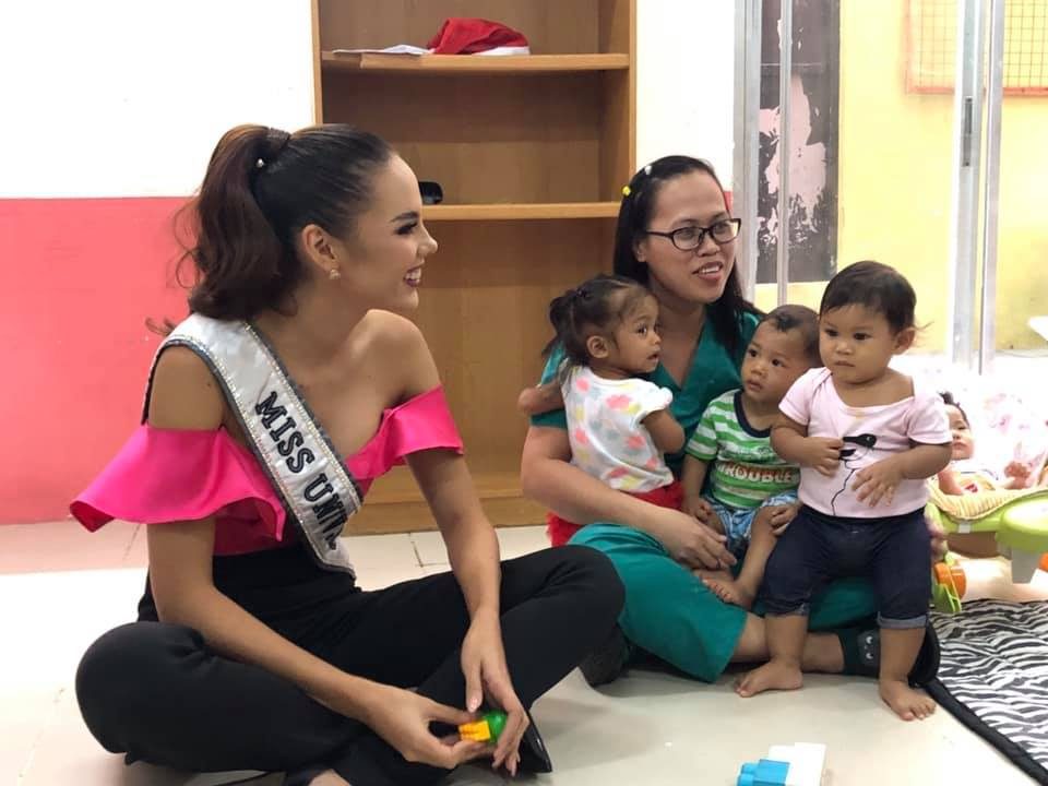 QUEEN'S VISIT. Miss Universe 2018 Catriona Gray drops by the Gentle hands orphanage during her short Manila visit last December 20. Photo from Facebook/Gentle Hands 