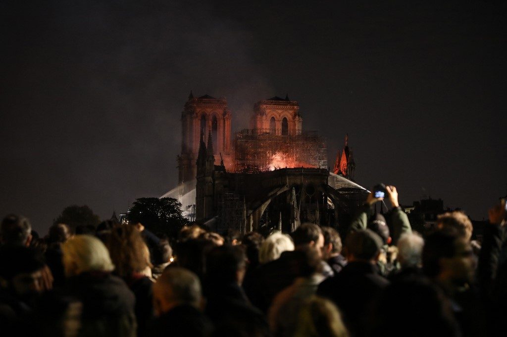 World leaders stunned by Notre-Dame fire, urge rebuilding