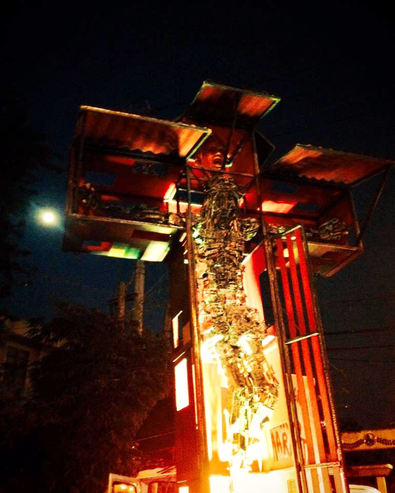 CRUCIFIX. Kalipunan Ng Damayang Mahihirap parades a 12-foot installation sculpture of visual artist, Toym Imao during today's 'Kalbaryo 2016.' The artwork depicts the economic hardships of poor Filipinos. Photo by Kathy Yamzon
    