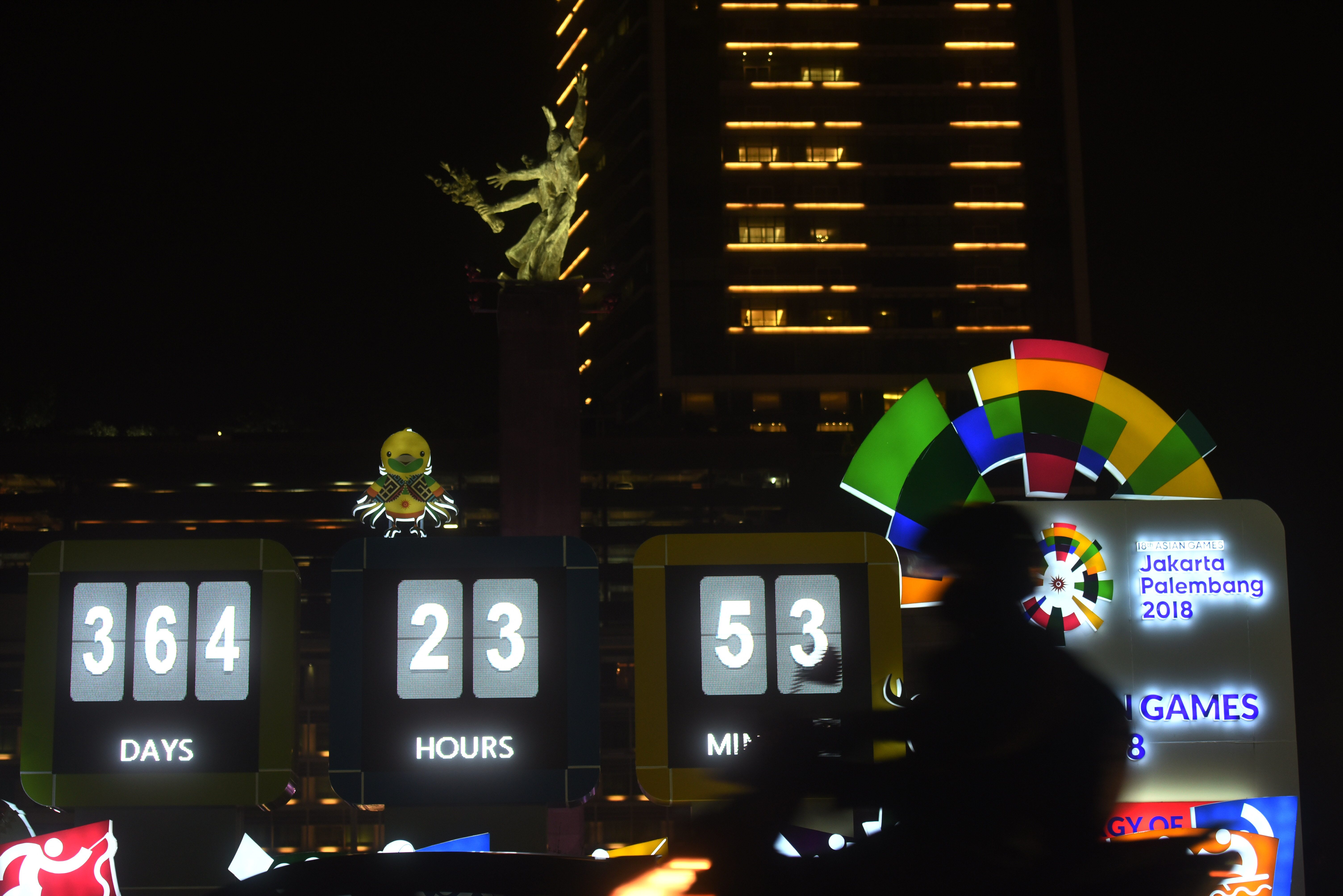 HITUNG MUNDUR. Kendaraan melintas di depan papan hitung mundur Asian Games di Bundaran Hotel Indonesia, Jakarta, Jumat, 18 Agustus. Foto oleh Akbar Nugroho Gumay/ANTARA 