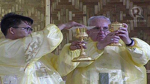 Pope Francis celebrates Mass at the Tacloban airport, January 17, 2015. Rappler photo