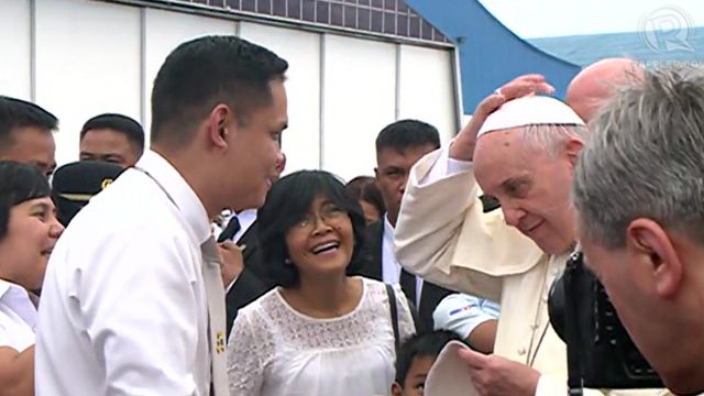Exchange gifts: White skullcap for Pope Francis