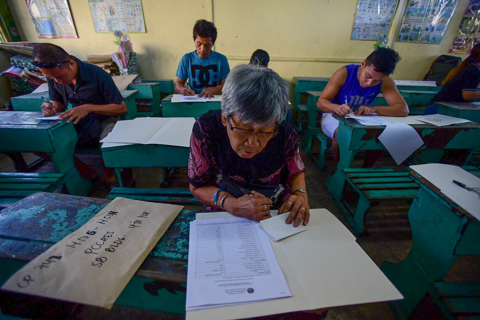 Voters persist despite problems in barangay, SK polls