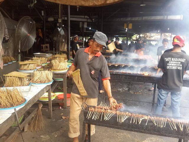 Di hari libur Sate Maranggi menyiapkan 1 ton daging. Foto oleh Uni Lubis/Rappler 
