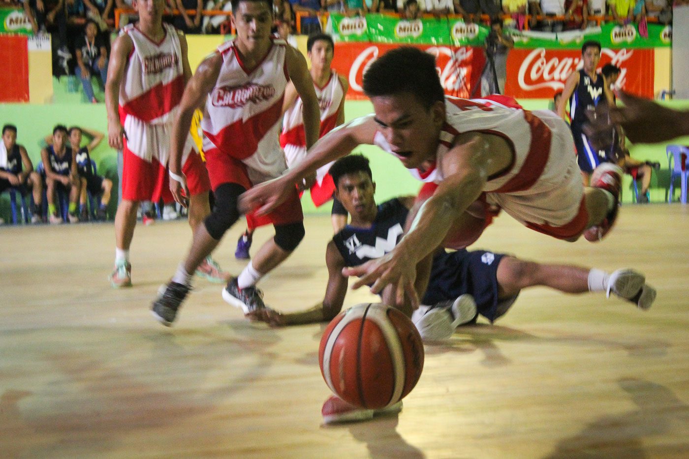 LOOSE BALL. A Calabarzon cager tries to grab a loose ball during the Basketball semifinals against Western Visayas. Photo by Joseph Victor Sumbong/Rappler   