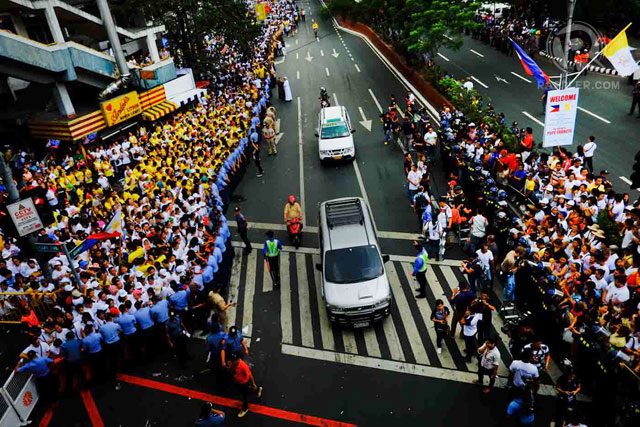 CATHOLIC FLOCK. Crowds begin to gather along Quirino Avenue, near the Apostolic Nunciature, where Pope Francis will stay. Photo by George Moya/Rappler