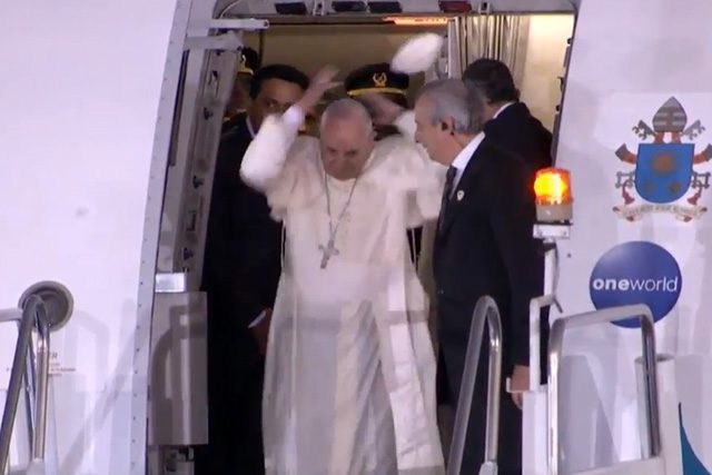 WELCOME! Pope Francis steps out of the Sri Lanka plane that brought him from Colombo. Photo by Rappler