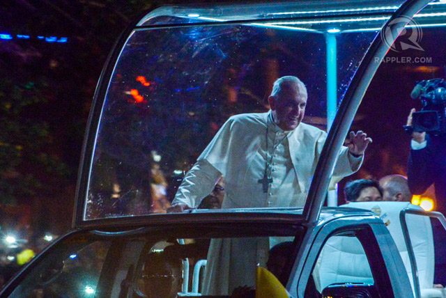 Pope Francis waves to the waiting crowd along Taft Avenue on his way to the Papal Nuncio. Photo by Jansen Romero/Rappler