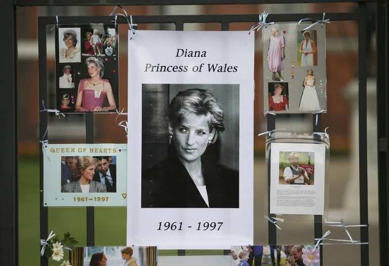 FOTO DIANA. Terlihat foto Putri Diana di luar gerbang Istana Kensington, Central London, memperingati 20 tahun kematiannya. Foto oleh Daniel Leal-Olivas/AFP  