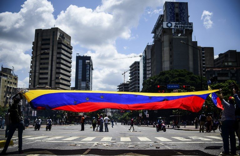 Venezuela government fights growing isolation