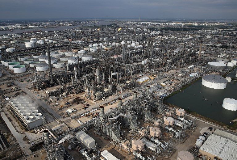 Oil down as U.S. refineries struggle from Harvey impact
