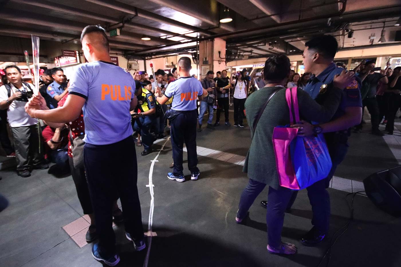 IN PHOTOS: Commuters get surprise from PNP on Valentine’s Day