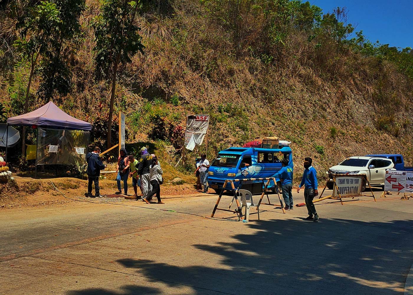 LOCKDOWN. Residents of Bukidnon passes through a quarantine checkpoint between the boundary of Libona, Bukidnon and Cagayan de Oro City on March 12,2020. Photo by Bobby Lagsa/Rappler  
