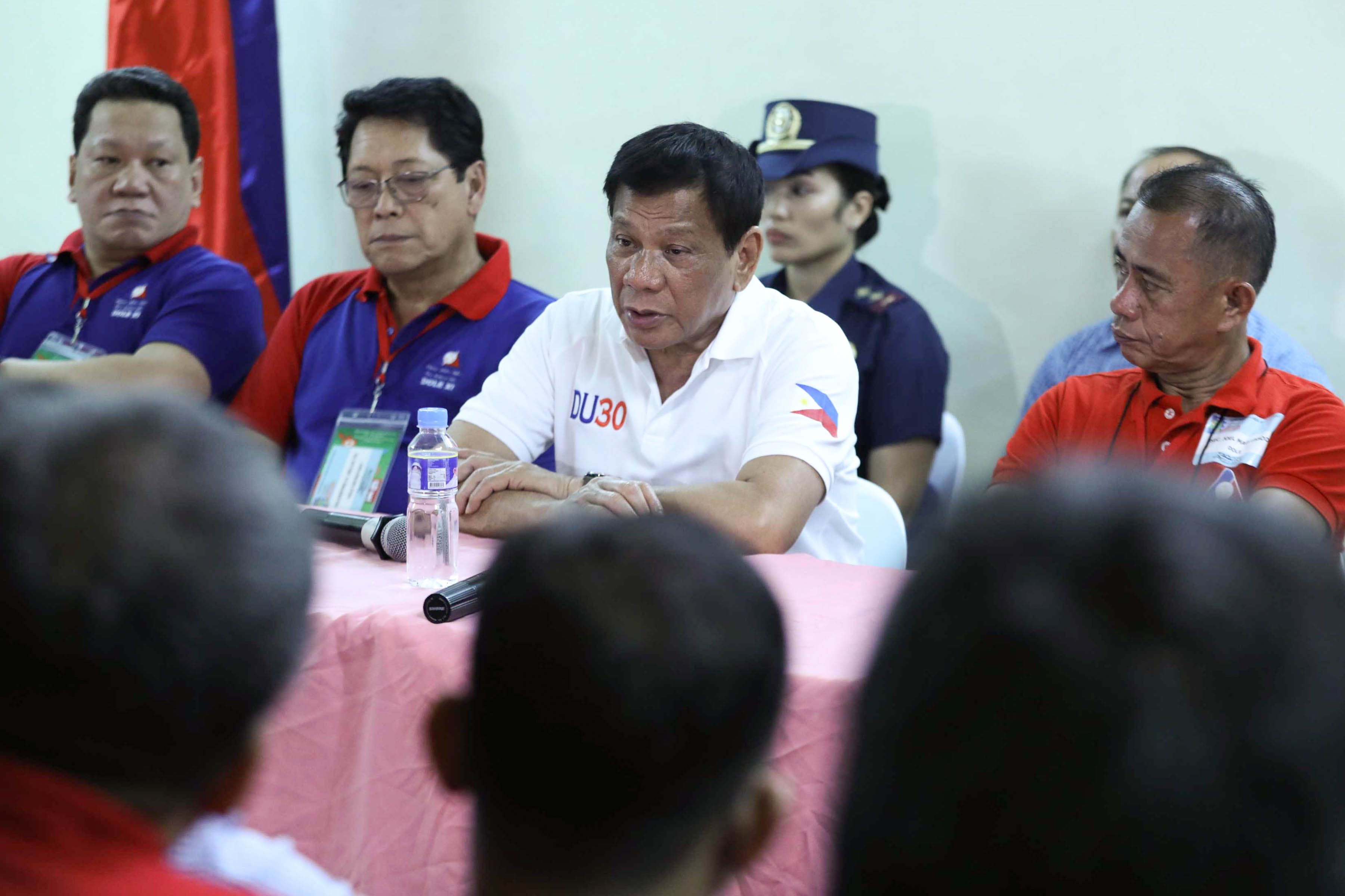 VOW TO LABORERS. President Rodrigo Duterte dialogues with labor groups during Labor Day. Malacañang photo 