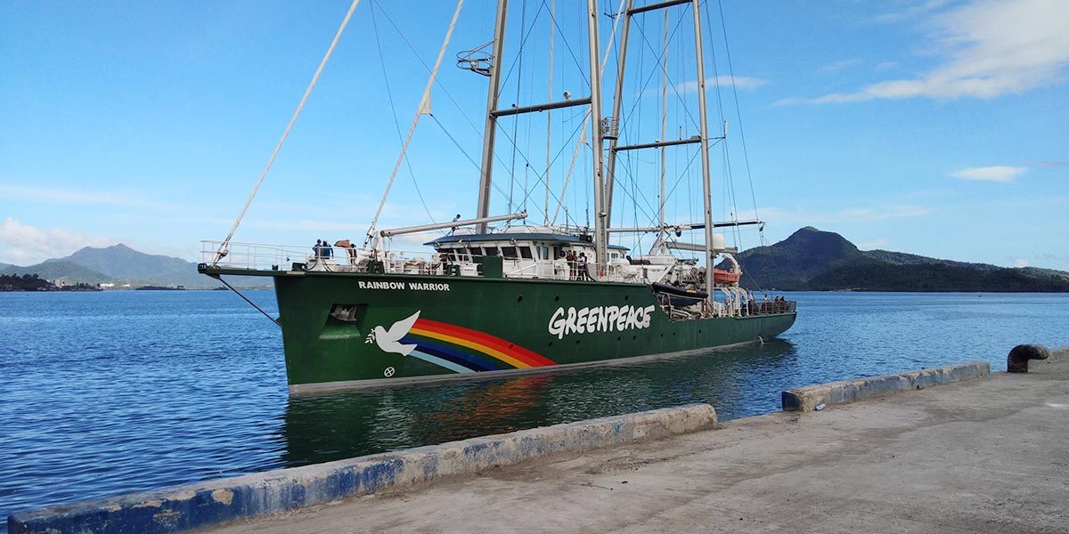 Greenpeace ship Rainbow Warrior arrives in Tacloban