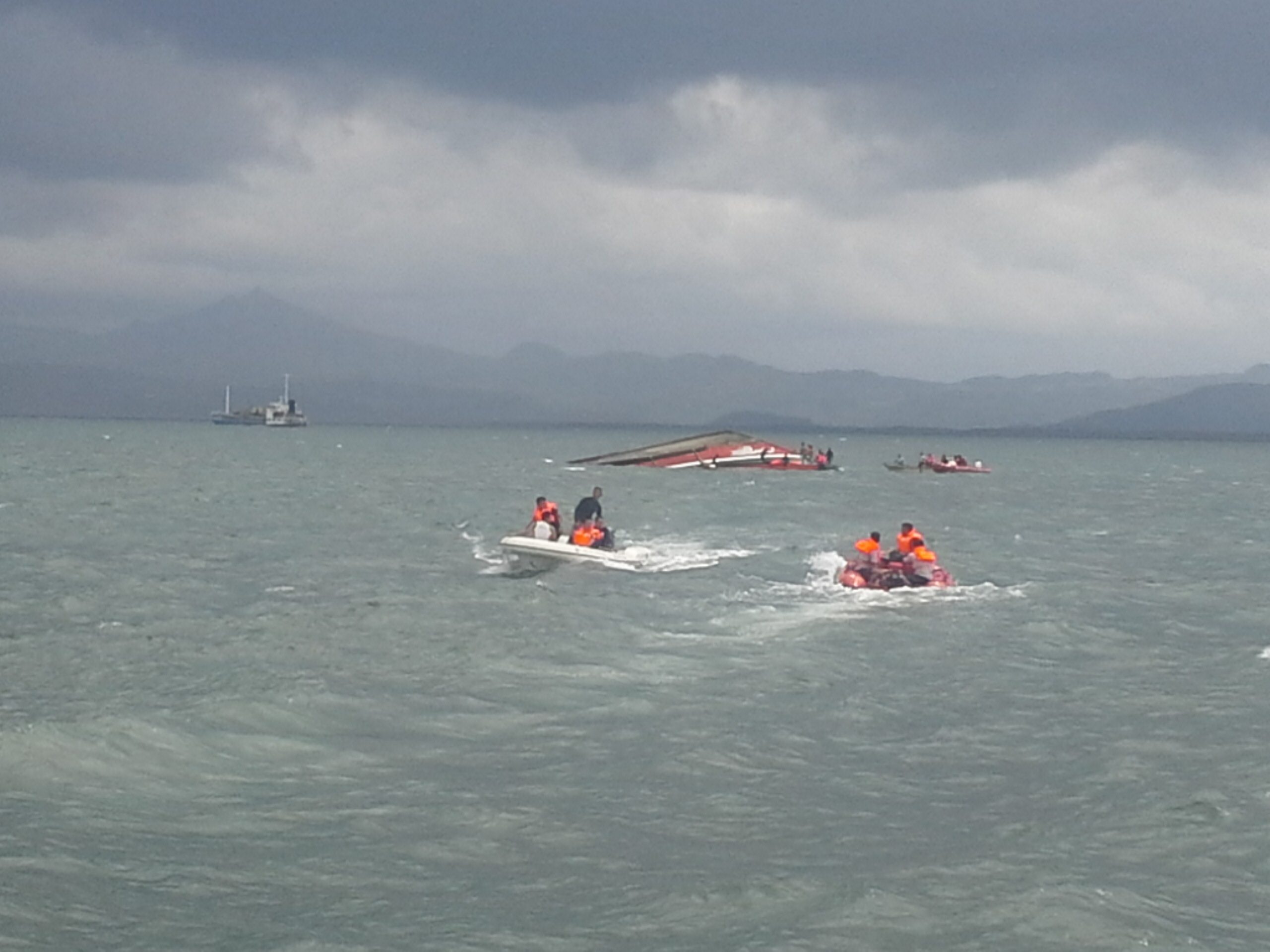 ANOTHER TRAGEDY. Rescue boats try search for survivors off the coast of Leyte. Photo by Rappler 