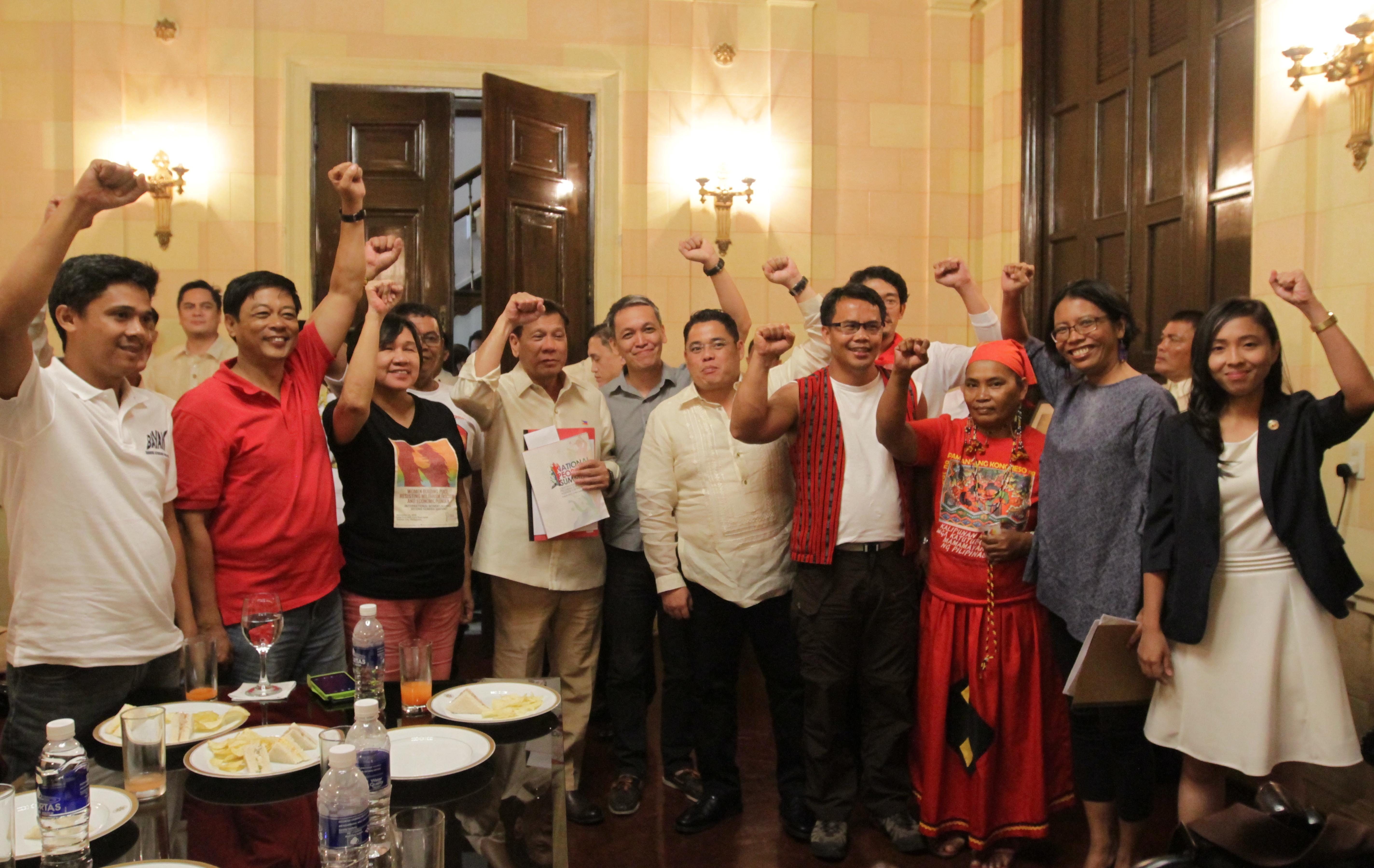 RAISED FIST. President Rodrigo Duterte meets with leaders of Bayan and other progressive groups at the Osmeña Room of the Kalayaan Hall in Malacañang after his inauguration. 