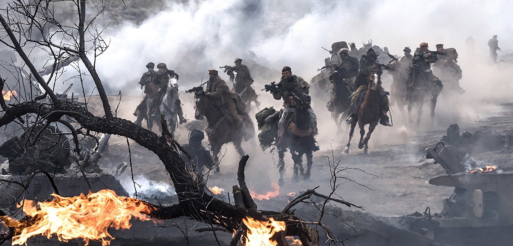Pasukan berkuda menyerang markas Taliban. Foto dari Warner Bros Pictures 